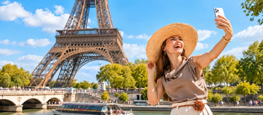 Turista disfrutando de París, Francia